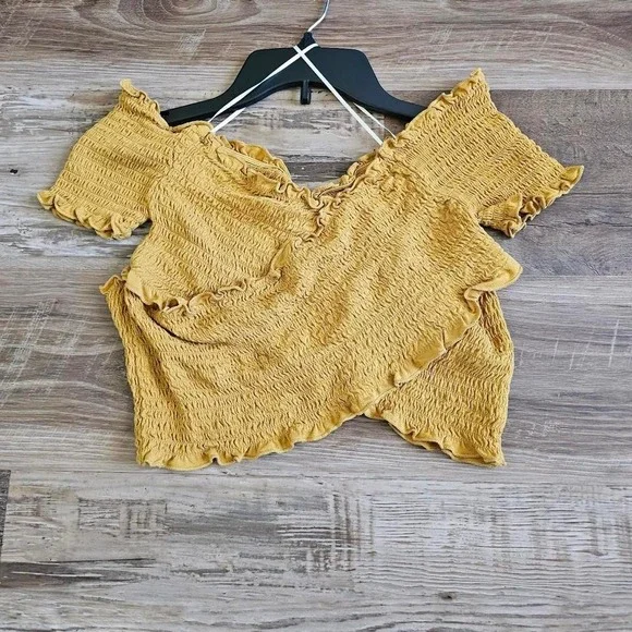 Yellow off the shoulder crop top with ruffles and elastic band. Size: L - Picture 5 of 5